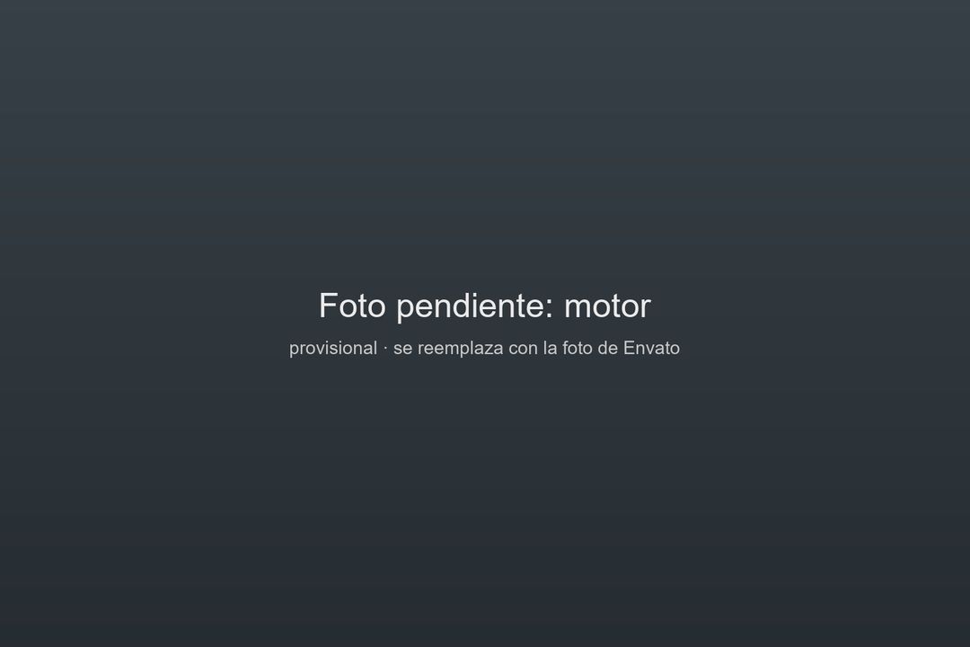 Mecánico revisando bajo el cofre de un auto