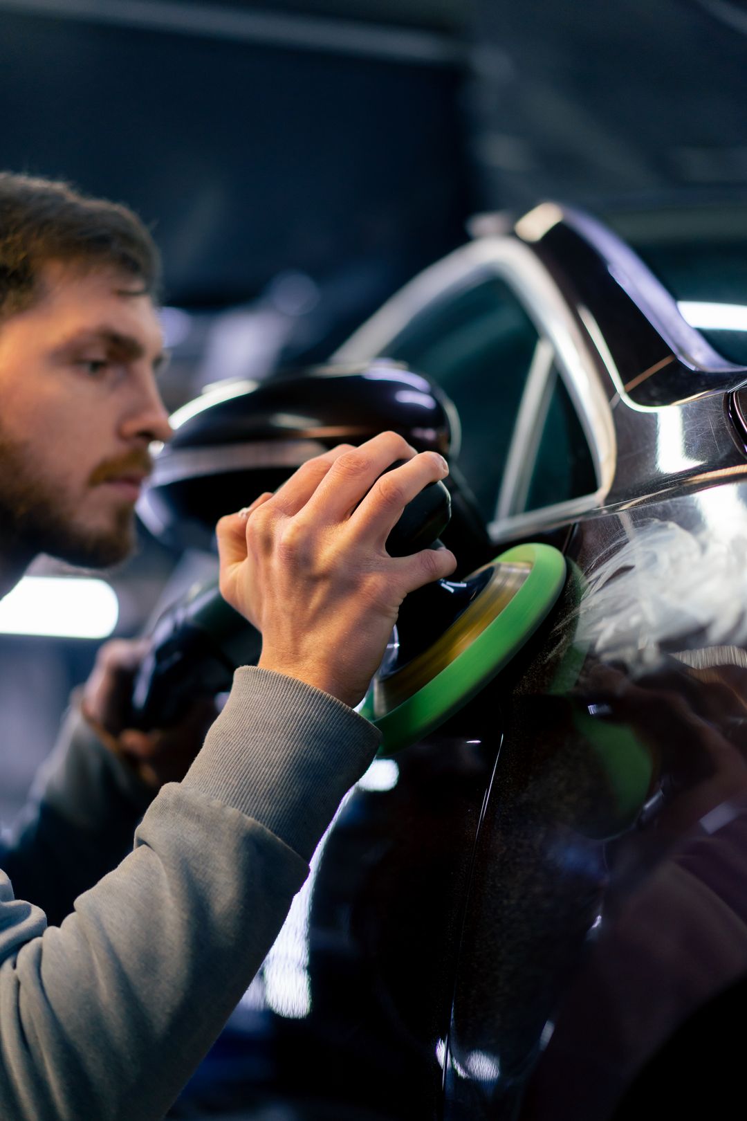 Técnico puliendo un auto negro
