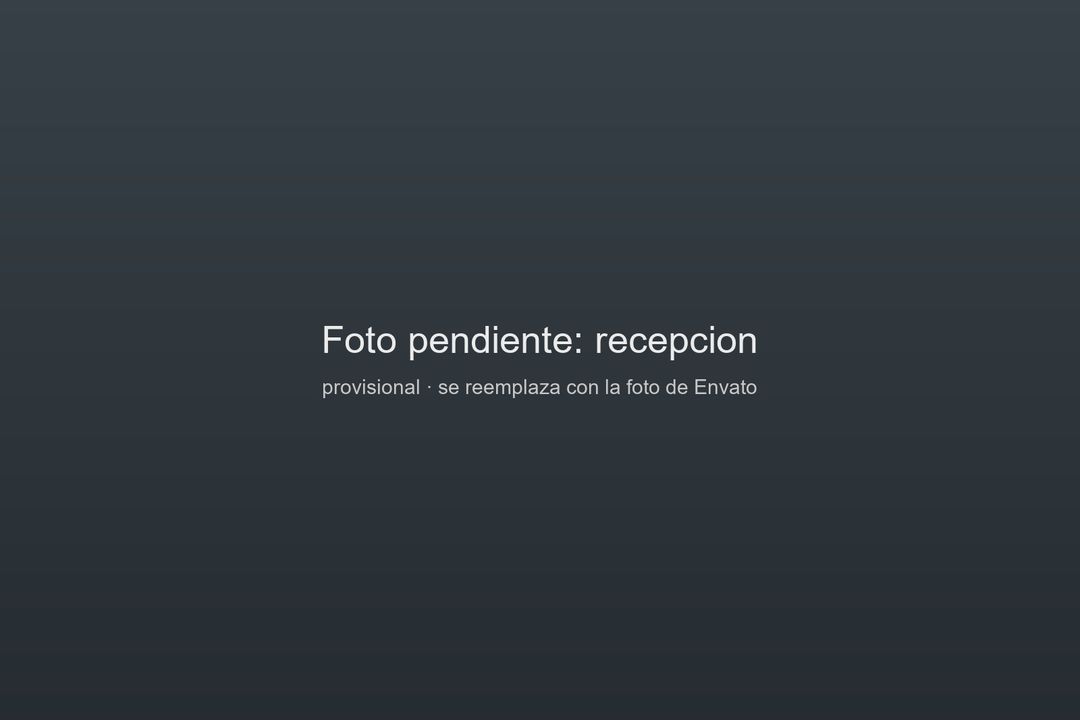 Asesor del taller recibiendo a un cliente